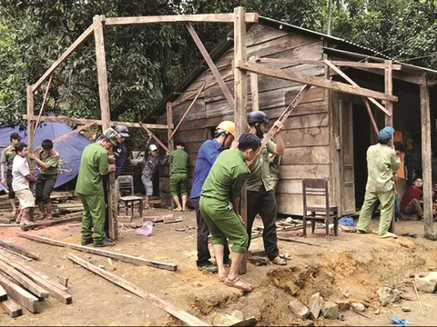 Thủ tướng yêu cầu hằng tuần báo cáo tiến độ xây dựng, sửa chữa nhà cho Nhân dân sau bão, lũ