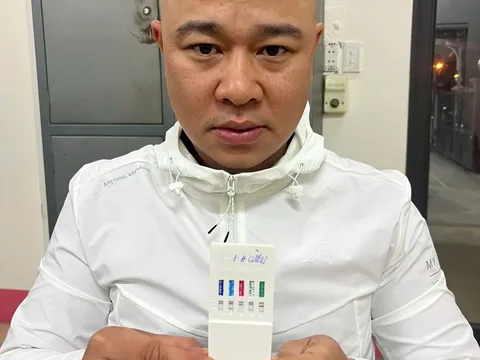 Khởi tố đối tượng cầm dao đuổi đánh công an