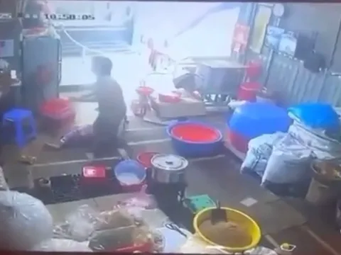 Người đàn ông dùng dao đâm vợ 'hờ' rồi tự sát