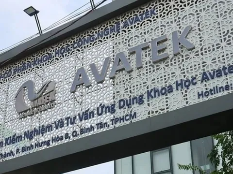 Sau lưng người chồng/vợ...