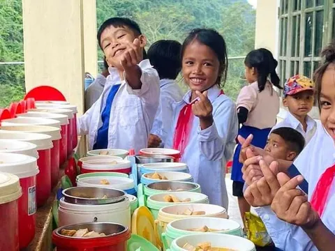 Hỗ trợ bữa ăn trưa cho học sinh tiểu học, THCS ở các xã biên giới