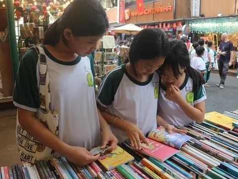 Đường sách và... đọc sách