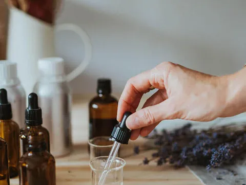 Chiết tinh dầu từ can lớn sang chai nhỏ rồi dán nhãn hiệu riêng để bán, hộ kinh doanh tính thuế ra sao?