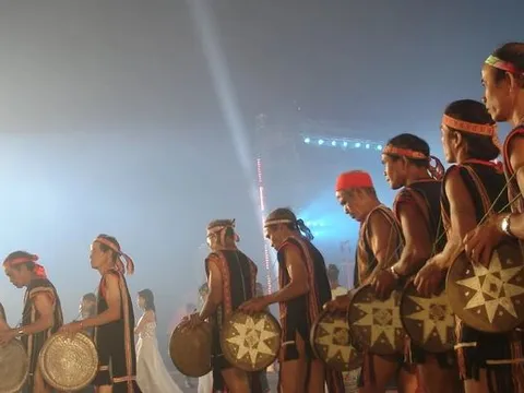 Tản mạn chuyện làng và chiêng Tây Nguyên