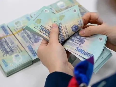 Trả lương bằng tiền mặt cho nhân viên có được xác định là khoản trừ khi tính thuế TNDN?