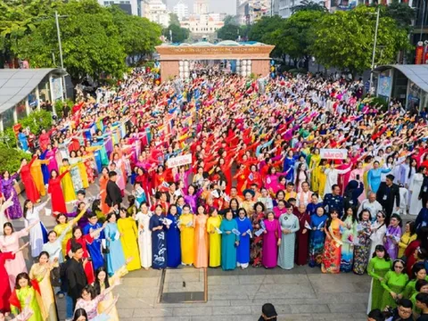 Nhân sự kiện áo dài nhớ...áo dài…