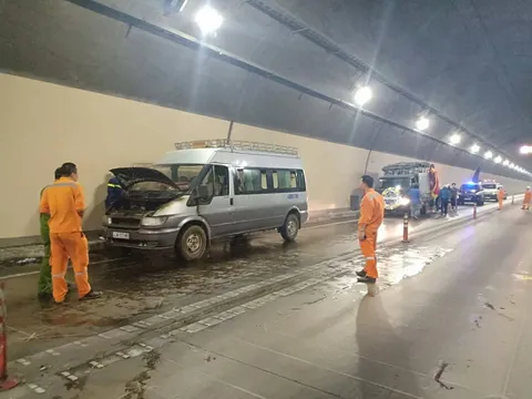 Xe chở quan tài bất ngờ bốc cháy dữ dội trong hầm Hải Vân