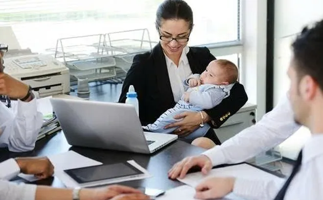 Lao động nữ nuôi con nhỏ dưới 12 tháng tuổi có được dùng 60 phút nghỉ để về sớm?
