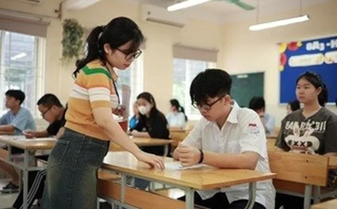 Khi nào giáo viên hợp đồng được hưởng phụ cấp và tiền thưởng?