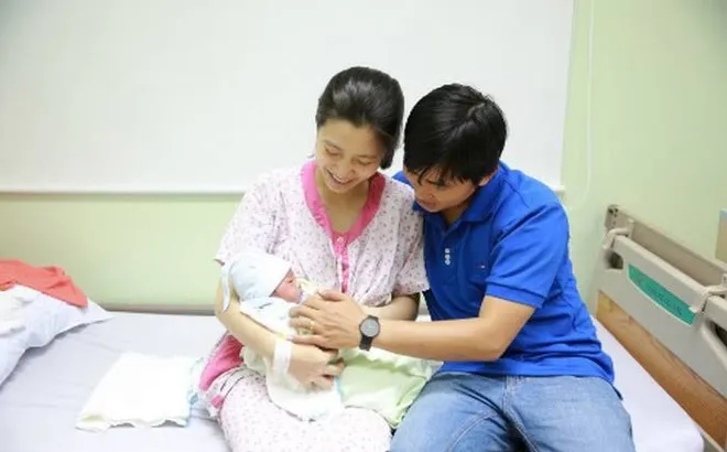Vợ sinh con trùng vào ngày Tết, chồng được nghỉ thai sản thế nào?