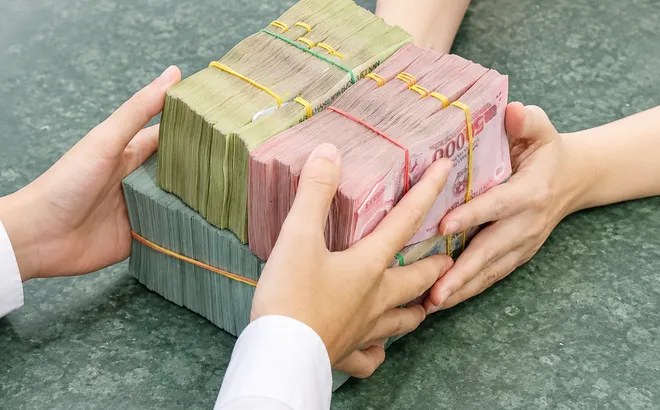 Bên nhận đầu tư ghi nhận nghĩa vụ phải trả cổ tức cho cổ đông vào ngày nào?
