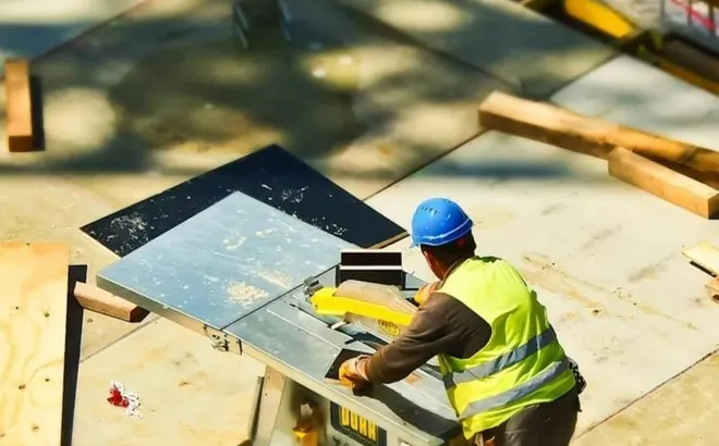 Công ty ký hợp đồng giao nhận thầu xây dựng, thời điểm lập hóa đơn là khi nào?