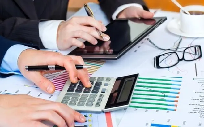 Doanh thu tăng đột biến vào cuối năm, có được áp dụng 2 phương pháp tính thuế trong cùng năm tài chính?